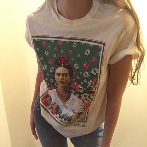 Super cute Frida Khalo shirt 🎨